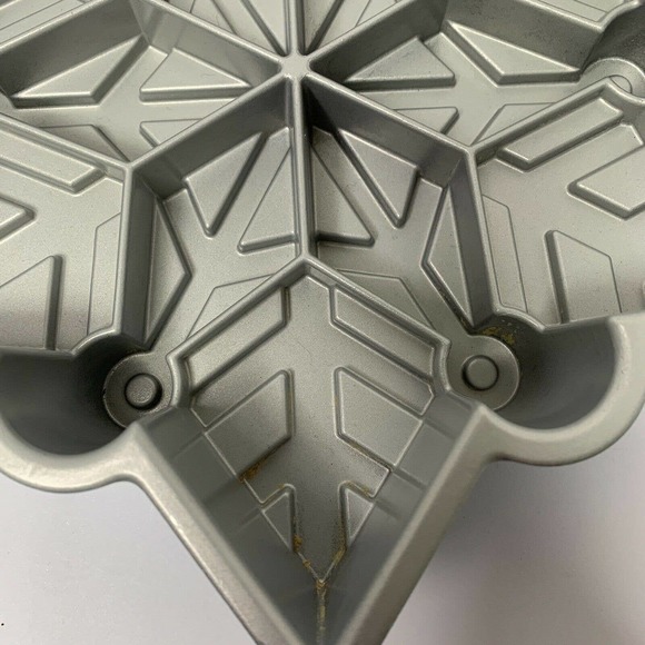 Nordic Ware Disney Frozen 2 Cast Snowflake Pull Apart Bundt Cake Pan 6 cups - Picture 10 of 12